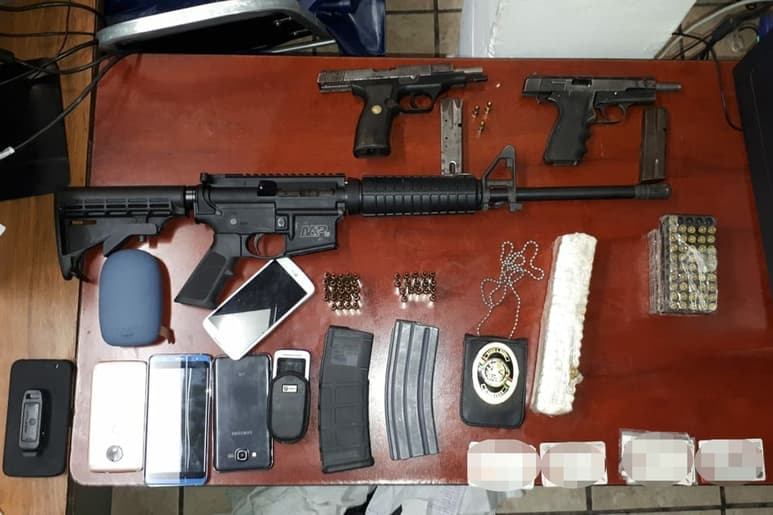 Armas. A los sujetos les fueron aseguradas tres armas de fuego, dos cortas y una larga.