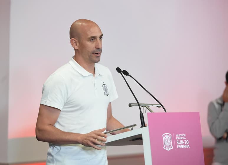 Luis Rubiales, presidente de la Real Federación Española de Futbol, se reunió con Gianni Infantino, presidente de la FIFA, y con Pedro Sánchez, presidente de España para discutir el tema.