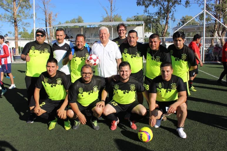 Bajo un ambiente familiar, en el que se privilegia la armonía, el respeto y la convivencia, el magistrado Jesús Gerardo Sotomayor dio la bienvenida a jugadores, entrenadores y familiares que se hicieron presentes en la explanada de las canchas, para dar apertura formal al torneo anual. (ARCHIVO)