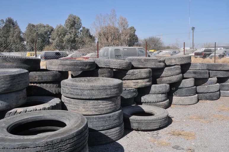 Ecológico. Es grave el problema del desecho de llantas. Ahora buscan su transformación en materiales de uso básico. (ARCHIVO)