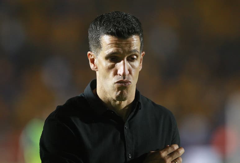 Gustavo Díaz deja a los 'Esmeraldas' con 10 puntos en el lugar 15 de la clasificación y dos derrotas seguidas.