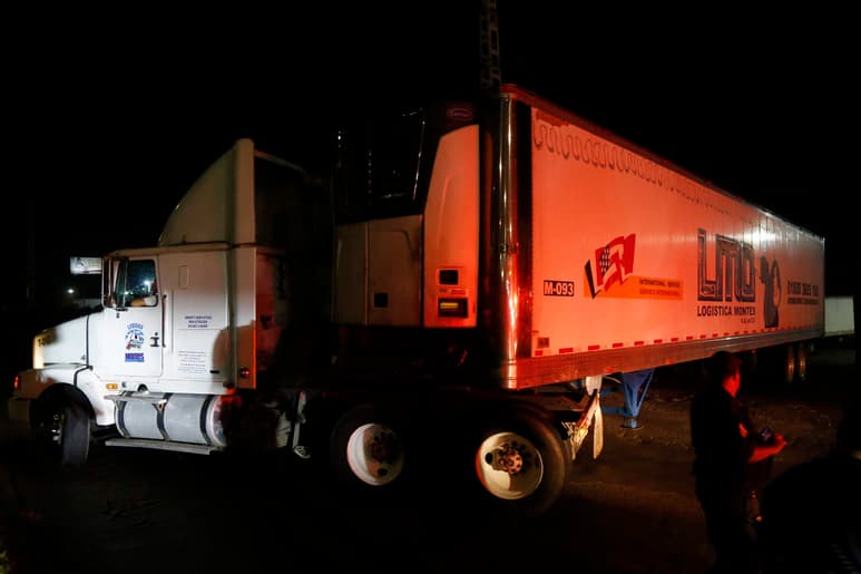 Polémica. Los cadáveres permanecen en cajas de tráiler debido a que el IJCF está rebasado. (EFE)