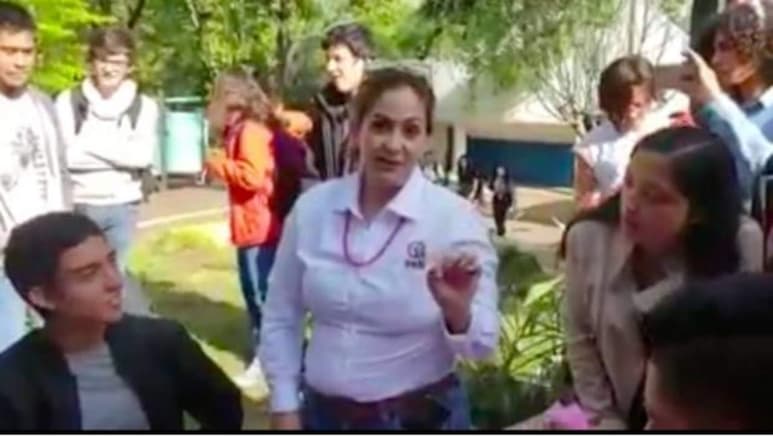 De acuerdo con el video difundido, se aprecia a la maestra, identificada como Alma Delia, cuestionar la materia de valores por permitir simular un matrimonio homosexual. (ESPECIAL)