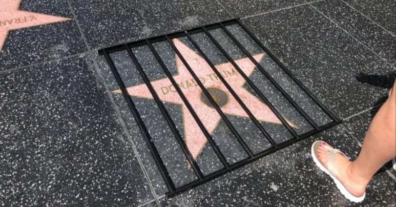 “Decidí poner la reja porque es una acción simbólica de llevar a Trump a prisión y encarcelarlo”, explicó en sus redes sociales el artista británico radicado en Los Ángeles. (ESPECIAL)