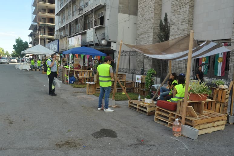 Parking Day. Alumnos de la Ibero 'tomaron' los cajones y los convirtieron en espacios verdes. (GUADALUPE MIRANDA)