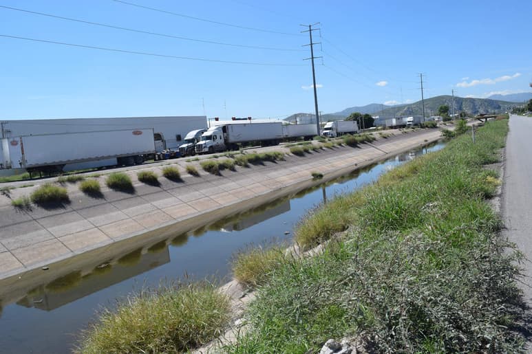 Labor. Una parte se deposita en canales de riego y el lecho del río; otra a plantas de tratamiento. (EL SIGLO DE TORREÓN)