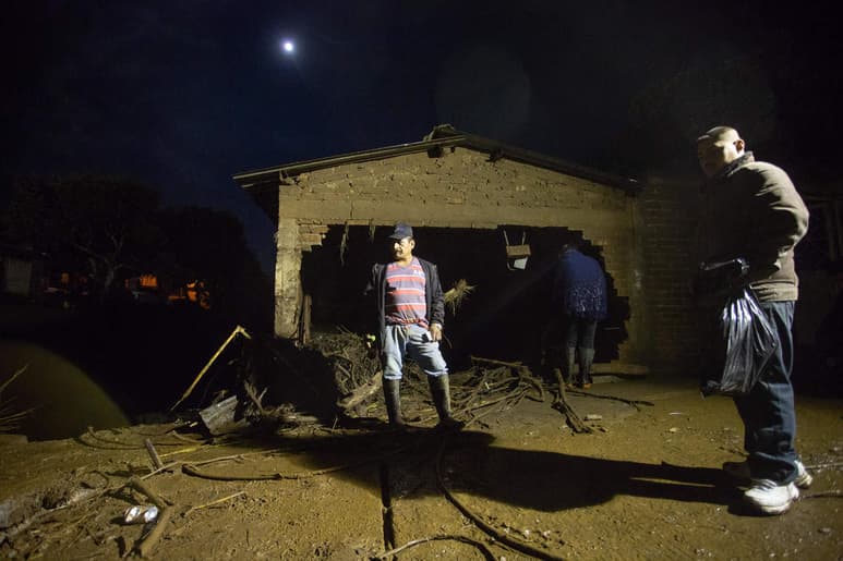 Tres personas muertas y 11 más desaparecidas dejó el desbordamiento de un río y una represa en el poblado de Peribán, en el estado mexicano de Michoacán, a causa de una fuerte tormenta registrada el domingo, informó hoy el Gobierno estatal. (EFE)
