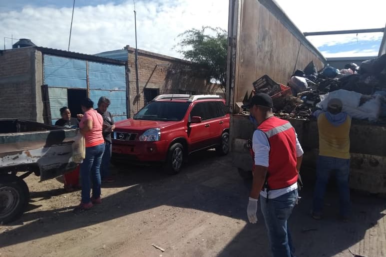 Labores. En la colonia La América se limpiaron los patios de las viviendas y recolectaron 8 toneladas de basura. (EL SIGLO DE TORREÓN)
