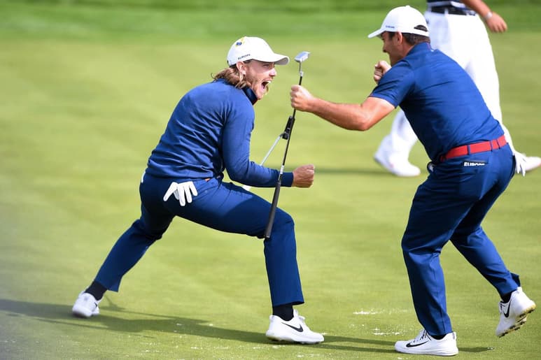 Tommy Fleetwood (i) y Francesco Molinari (d) celebran en el 'green' 16 durante la Ryder Cup 2018.