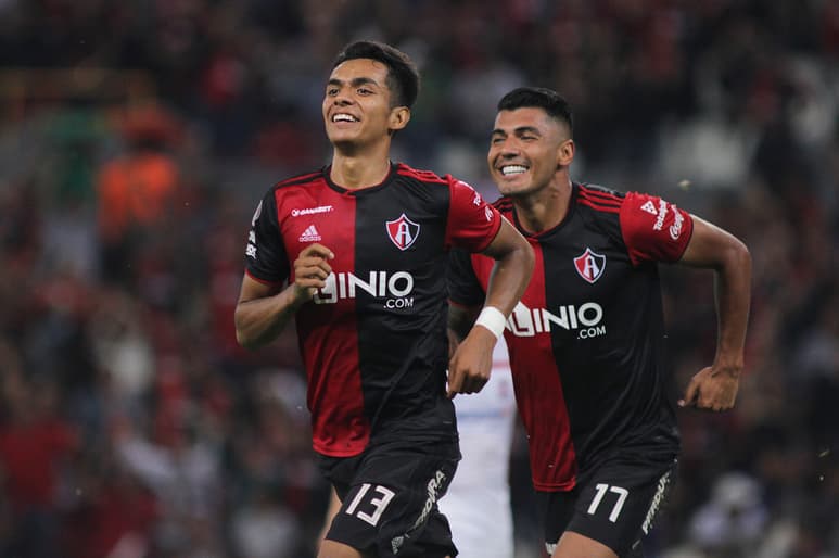 Ulises Cardona, del Atlas, en festejo después de anotar el segundo gol durante el juego de la Jornada 11 en el Estadio Jalisco.