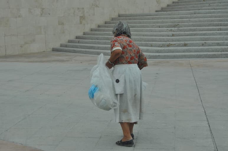 Edad, obesidad , piel morena, falta de exposición a la luz solar, así como algunas enfermedades son factores que contribuyen a la deficiencia de esta vitamina en la población. (ARCHIVO)