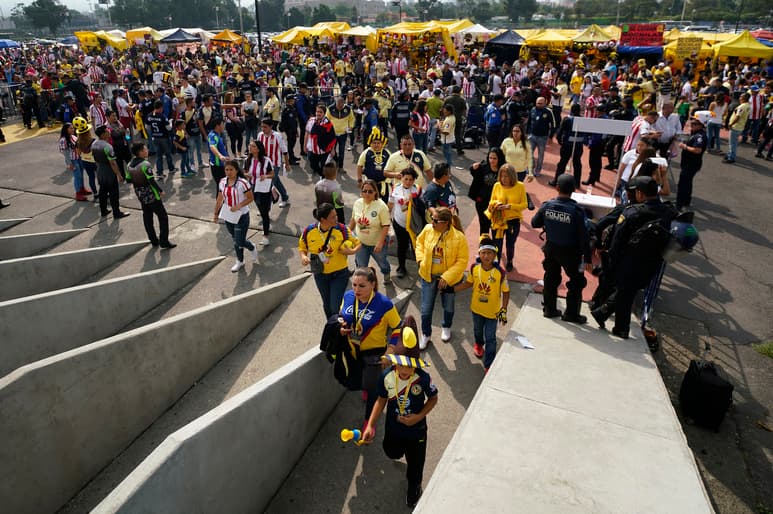 La entrada al estadio Azteca ocurrió sin nada que lamentar.