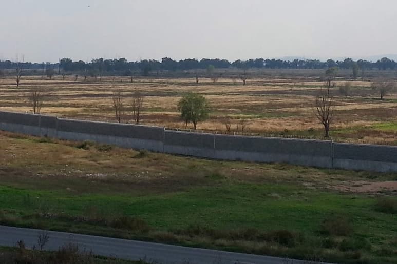 La cancelación de la refinería Bicentenario de Tula, ha dejado un terreno de 700 hectáreas con plaga, 300 campesinos sin tierra para trabajar y una deuda de mil 500 millones de pesos. Del proyecto que había sido aprobado en 2008 por el Consejo General de Petróleos Mexicanos solo se construyó una barda perimetral. (ARCHIVO)