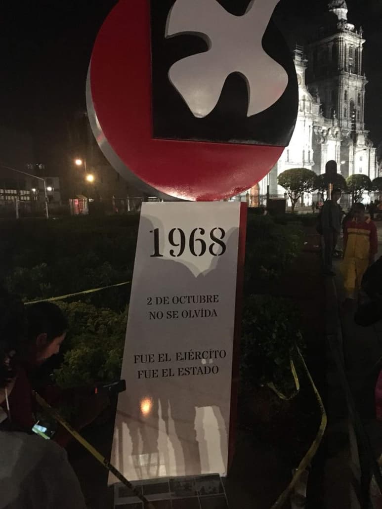 En una jardinera ubicada en la esquina de Madero y el Zócalo, activistas colocaron el antimonumento con el logo del Consejo Nacional de Huelga del 68 y con las frases '1968' '2 de octubre no se olvida' y 'Fue el Ejército, fue el Estado'. (ESPECIAL)