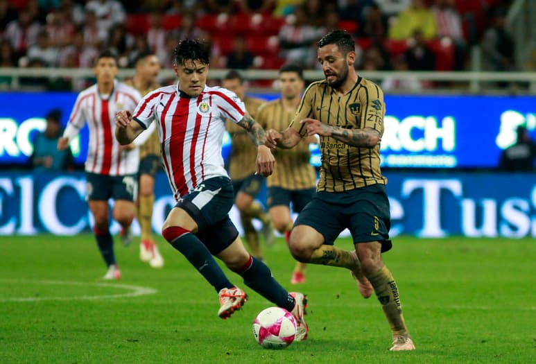 Michael Pérez (i), del Chivas, y Alan Mendoza, de los Pumas, durante el juego de la Jornada 12.