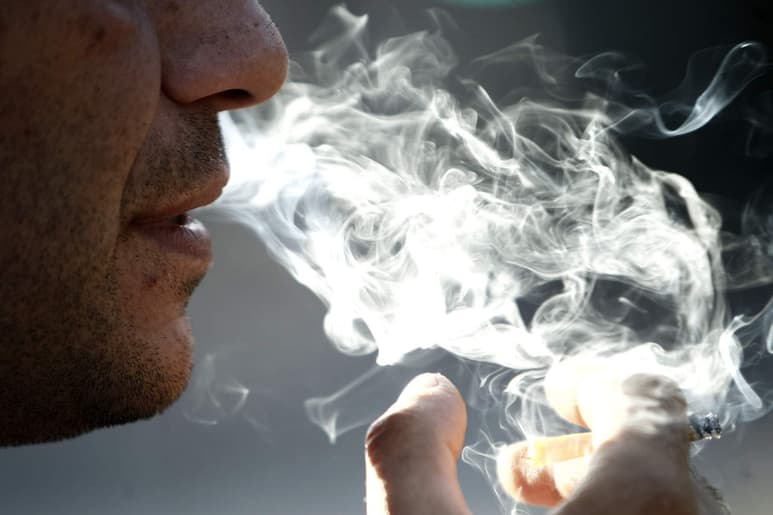 Entre los principales factores de riesgo para desarrollar este padecimiento, se encuentran el hábito de fumar, la exposición al tabaquismo pasivo y al vapor de sustancias tóxicas. (ARCHIVO)