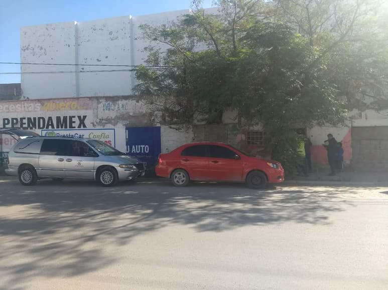 Fue minutos antes de las 10:00 horas que se reportó el hallazgo de una persona inmóvil en el interior de una finca de la calle Múzquiz, entre las avenidas Matamoros y Allende. (EL SIGLO DE TORREÓN)