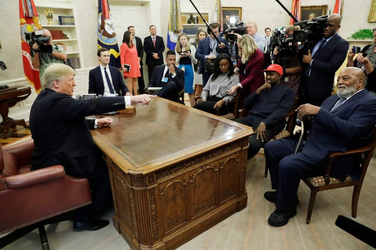 West dijo que Trump evitó una guerra con Corea del Norte y que animó al presidente a cambiar su avión presidencial, el Air Force One, por un avión a hidrógeno. (AP)