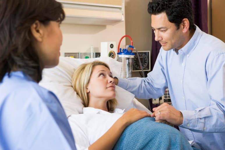 Retrasar el pujo durante la segunda fase del parto, cuando el cuello uterino está completamente dilatado a diez centímetros, es una práctica común en muchos hospitales de EU. (ARCHIVO)