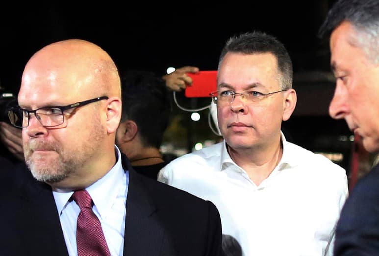 Brunson abandonó Turquía el viernes, hizo una parada en Alemania para someterse a un chequeo médico y, finalmente, hoy aterrizará en EU. (AP)