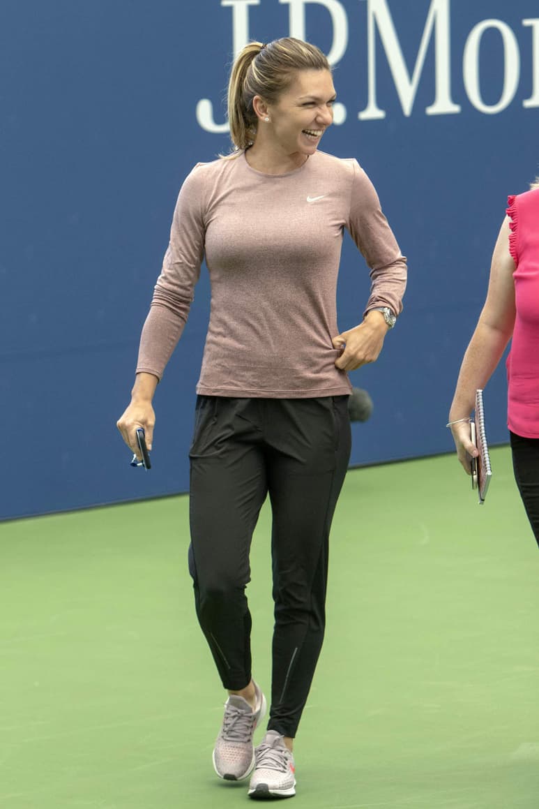 Halep tuvo su mejor año en 2018, llegando a la final del Abierto de Australia antes de alzar su primer torneo de Grand Slam al coronarse en Roland Garros. (ARCHIVO)