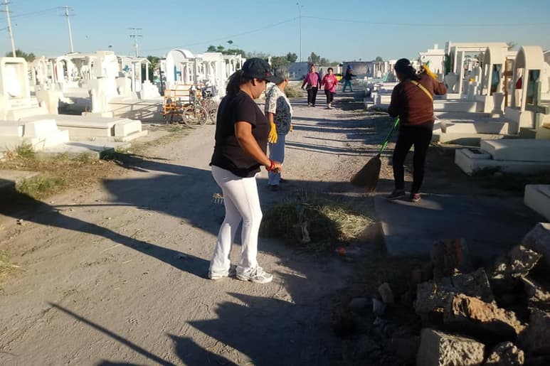 Preparativos. El Municipio realiza limpieza en el panteón por la celebración del Día de Muertos. (EL SIGLO DE TORREÓN/MARY VÁZQUEZ)
