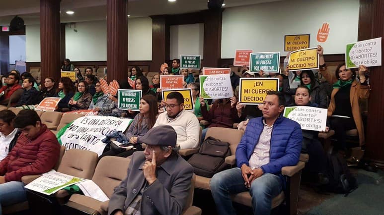 En la sala de sesiones, se hicieron presentes un grupo de más de 70 mujeres que apoyaron la iniciativa y portaban carteles con la frase “En mi cuerpo yo decido”.