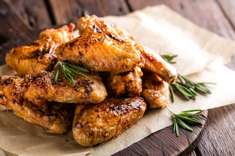 Just, una empresa de alimentación, presentó los nuggets de pollo creados a partir de células de una pluma de pollo. (ARCHIVO)