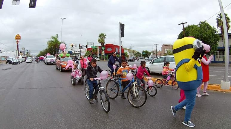 Mientras que al paso de la caravana, se obsequiaban algunos folletos informativos. (EL SIGLO DE TORREÓN)