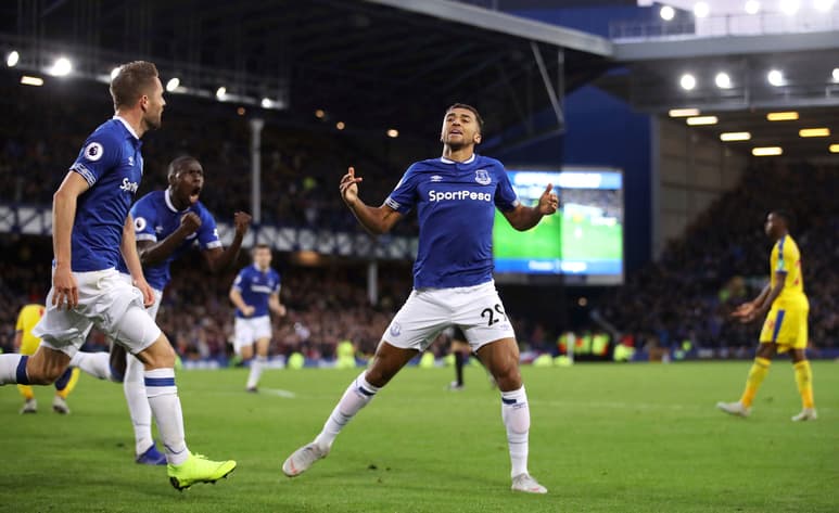Dominic Calvert-Lewin, del Everton, festeja luego de anotar ante el Crystal Palace en un encuentro de la Liga Premier inglesa, disputado ayer.