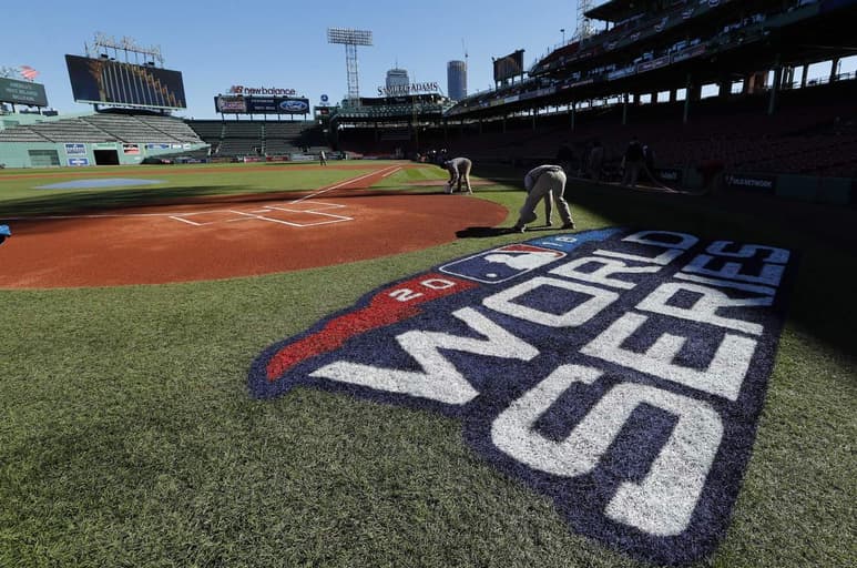 Del otro lado, Roberts mandaría a su “as”, Clayton Kershaw, quien subiría al montículo de Fenway Park por primera vez en su carrera. (EFE)