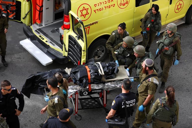 Agresor. Soldados israelíes trasladan el cadáver de un palestino que fue abatido después de atacar con un cuchillo a un soldado israelí. (EFE)