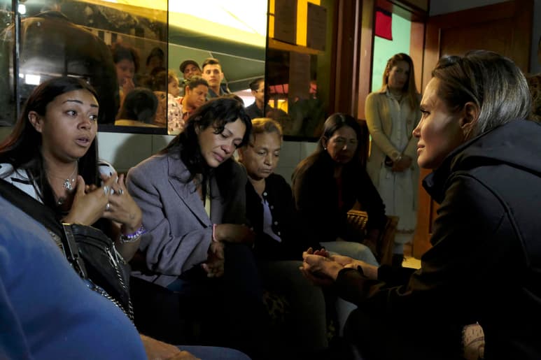 Presencia. La actriz Angelina Jolie (Der.) escuchó los testimonios de mujeres venezolanas en un albergue en Lima. (EFE)