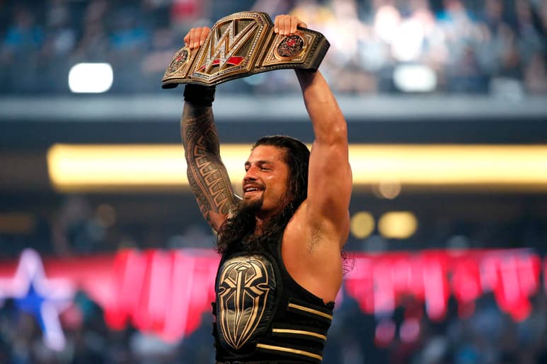 Reigns se presentó vestido de civil y anunció que ha batallado con la enfermedad en los últimos 11 años, y que regresó para afectar su salud. (ARCHIVO)