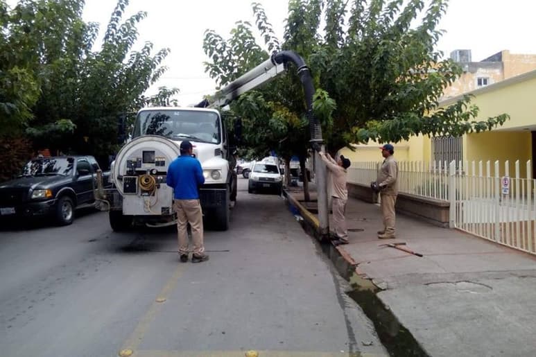 Realizan. Buscan evitar que se llenen las calles de agua estancada, por lo cual se encuentran limpiando áreas del drenaje. (EL SIGLO DE TORREÓN)