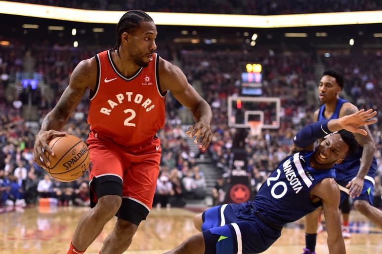 Kawhi Leonard (i) anotó 35 puntos en la victoria ante Timberwolves.