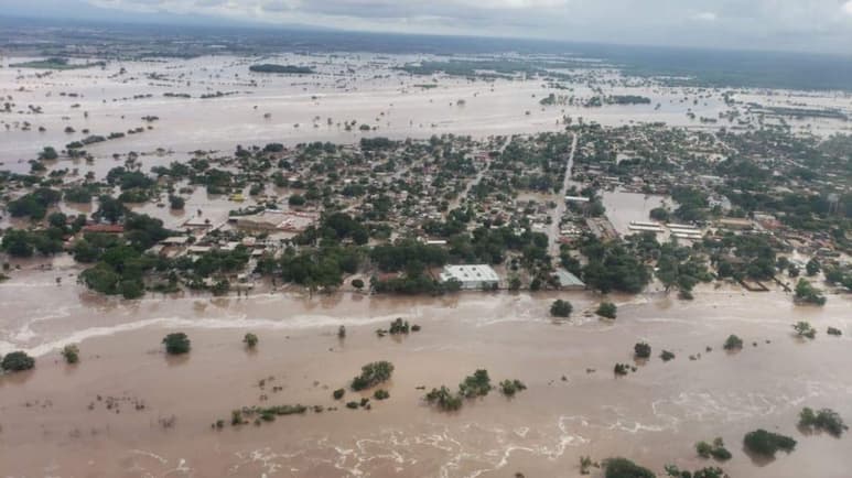 En esta ciudad no se preveían mayores afectaciones por el fenómeno meteorológico, pero sus habitantes prácticamente fueron sorprendidos por la intempestiva crecida del río que derribó el bordo que protege al pueblo en las partes bajas e inundó la mitad de éste. (TWITTER)