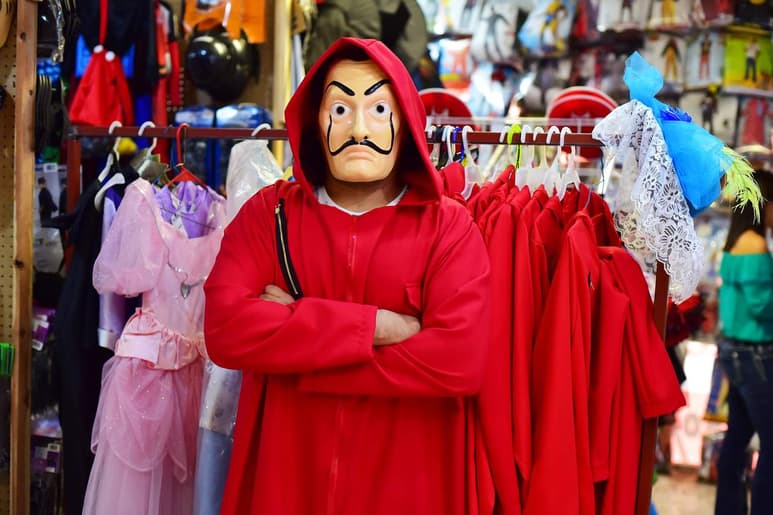 Disfraz. El overol y la máscara de Salvador Dalí que usaron los personajes de La casa de papel son los más pedidos por los laguneros para disfrazarse. (EL SIGLO DE TORREÓN/ Ernesto Ramírez)