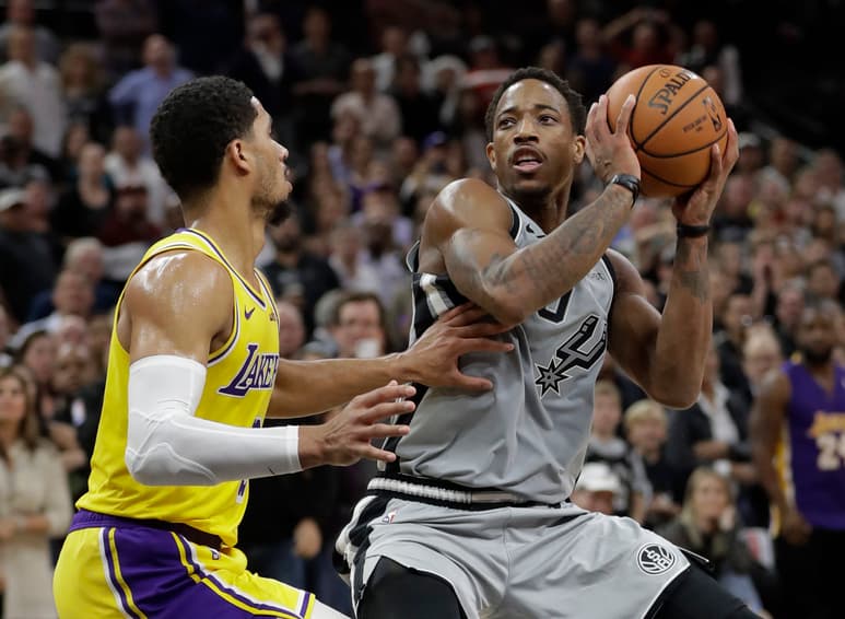 DeMar DeRozan (d) brilló a la ofensiva con los Spurs, que vencieron 110-106 a los Lakers.