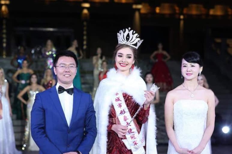 La joven compitió con representantes de belleza de diferentes países.
