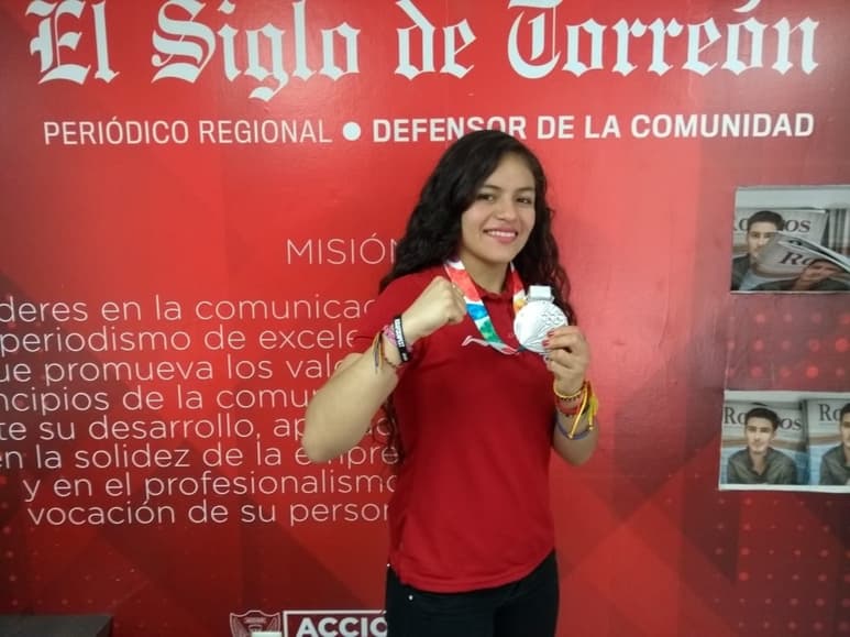 Con su medalla Olímpica de la Juventud, la sampetrina Jennifer Carrillo, visitó las instalaciones de El Siglo de Torreón, donde habló de su futuro.