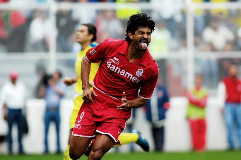 El paraguayo José Saturnino Cardozo festeja un gol ante el América. (Jam Media)
