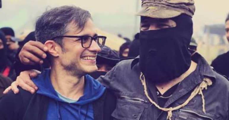 Se ríe. El actor Gael García compartió una fotografía junto al subcomandante Galeano; pidió preparar los memes. (ESPECIAL)
