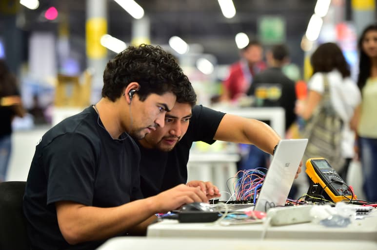 Comercio. Cada vez más personas confían hacer sus compras a través de Internet. (ARCHIVO)