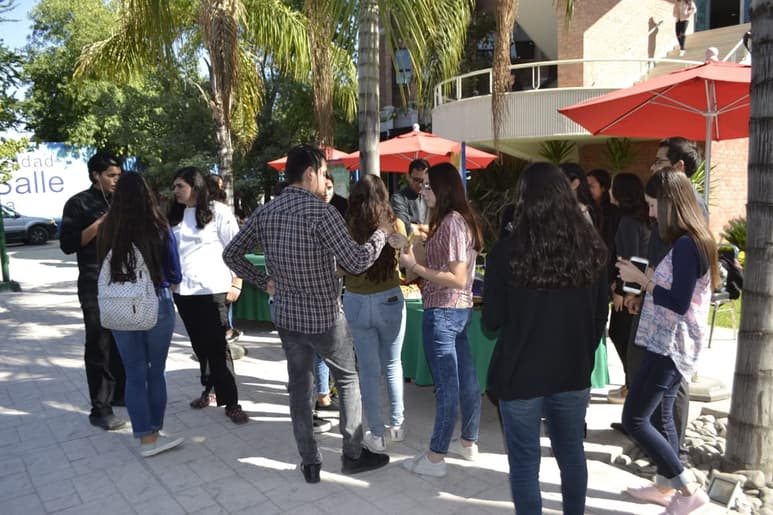 Feria. Exponen productos y alimentos elaborados con orégano que se obtiene en la región. (EL SIGLO DE TORREÓN)
