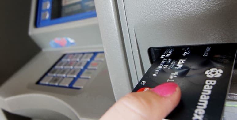 Efecto. Especialista estima que bajar las comisiones bancarias será positivo para la economía. (ARCHIVO)