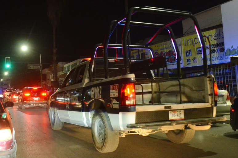 Policías. La encuesta del Inegi señala que alrededor de un 20 por ciento debe trabajar en otra actividad para completar el ingreso familiar. (EL SIGLO DE TORREÓN)