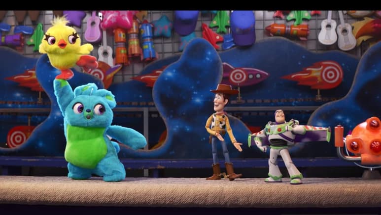 “Bunny” y “Ducky”, dos peluches quienes están en medio de una conversación acerca de lo fantástico que les parece las películas de Toy Story. (ESPECIAL)