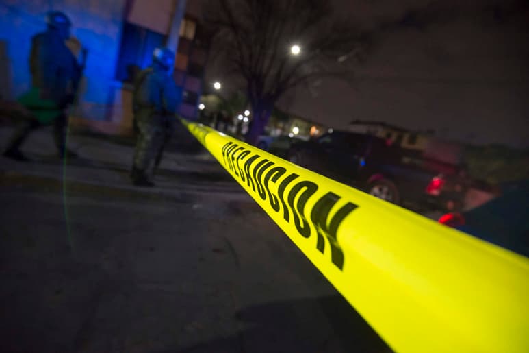 En la comunidad del Veradito, Sinaloa, fueron localizados los cuerpos de dos hombres que fueron colgados, a los cuales les colocaron a un lado un mensaje en el que los acusaban de dedicarse a robar ganado. (ARCHIVO)