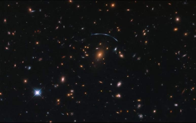 Su aspecto se debe a un fenómeno cósmico llamado lente gravitacional. (TWITTER)